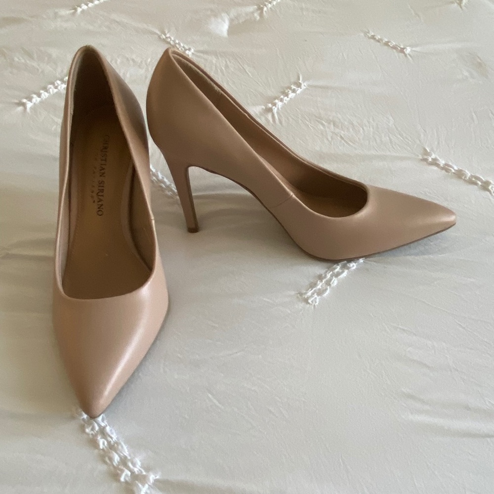 Neutral Tan/Nude Classic 3.75" Pump NIB